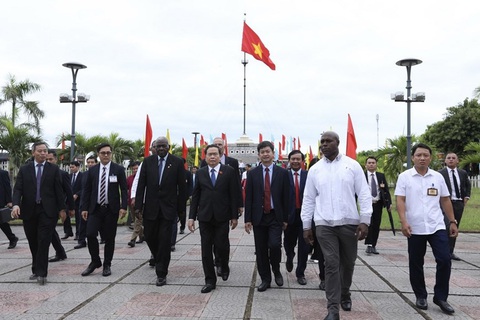 Chủ tịch Quốc hội Cuba Esteban Lazo Hernandez và Phó Chủ tịch thường trực Quốc hội Trần Thanh Mẫn và Đại biểu hai nước thăm Di tích Kỳ đại Hiền Lương thuộc Khu Di tích Quốc gia Đặc biệt Đôi bờ Hiền Lương - Bến Hải - Ảnh: TTXVN Chủ tịch Quốc hội Cuba Esteban Lazo Hernandez và Phó chủ tịch thường trực Quốc hội Trần Thanh Mẫn và đại biểu hai nước thăm di tích Kỳ đài Hiền Lương thuộc Khu di tích quốc gia đặc biệt Đôi bờ Hiền Lương - Bến Hải - Ảnh: TTXVN