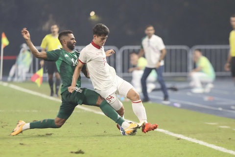 Nhìn từ Asiad 19, bóng đá trẻ Việt Nam: Cần cải thiện gì cho tương lai? - Ảnh 1. Văn Khang (phải) trong trận thua Olympic Saudi Arabia - Ảnh: ĐỨC KHUÊ