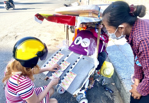 Xổ số, đã ích nước đừng quên lợi nhà - Ảnh 2. Nhiều người bán vé số dạo ở các tỉnh miền Tây là trụ cột lo cuộc sống hằng ngày cho cả gia đình - Ảnh: K.TÂM