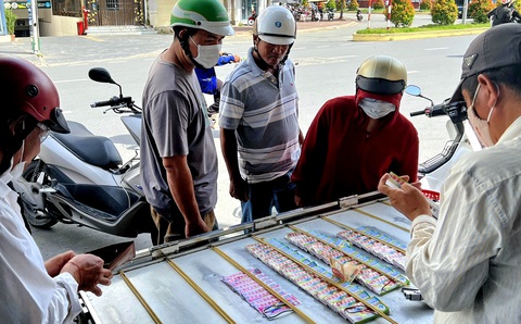 Người dân miền Tây có thói quen mua vé số kiến thiết cầu may đổi đời - Ảnh: KHẮC TÂM Người dân miền Tây có thói quen mua vé số kiến thiết cầu may đổi đời - Ảnh: KHẮC TÂM
