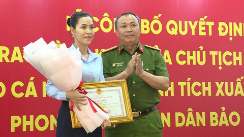 Đại tá Huỳnh Bảo Nguyên - phó giám đốc Công an tỉnh Bình Định trao bằng khen của chủ tịch UBND tỉnh này cho chị Đỗ Thị Kiều Oanh vì kịp thời ngăn chặn được một vụ lừa đảo với số tiền lớn - Ảnh: VĂN ĐỨC Chị Đỗ Thị Kiều Oanh nhận bằng khen của chủ tịch UBND tỉnh Bình Định vì đã ngăn được vụ lừa đảo với số tiền lớn - Ảnh: VĂN ĐỨC