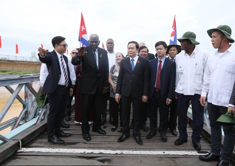 Đại biểu hai nước tới "Đường ranh phân chia Nam – Bắc" khi đến tham quan Di tích cầu Hiền Lương - Ảnh: TTXVN Đại biểu hai nước tới "Đường ranh phân chia Nam - Bắc" khi đến tham quan di tích cầu Hiền Lương - Ảnh: TTXVN