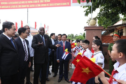 Chủ tịch Quốc hội Cuba Esteban Lazo Hernandez và Phó Chủ tịch thường trực Quốc hội Trần Thanh Mẫn với thiếu nhi tỉnh Quảng Trị tại Khu di tích quốc gia đặc biệt Đôi bờ Hiền Lương - Bến Hải - Ảnh: TTXVN Chủ tịch Quốc hội Cuba Esteban Lazo Hernandez và Phó chủ tịch thường trực Quốc hội Trần Thanh Mẫn với thiếu nhi tỉnh Quảng Trị tại Khu di tích quốc gia đặc biệt Đôi bờ Hiền Lương - Bến Hải - Ảnh: TTXVN
