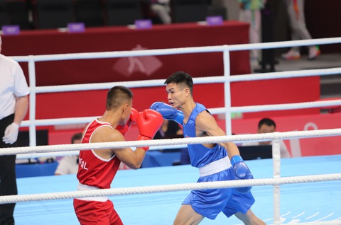 Nguyễn Văn Đương giải vận đen lạ lùng sau 2 kỳ SEA Games - Ảnh 4. Nguyễn Văn Đương (phải) chứng tỏ đẳng cấp - Ảnh: HUY ĐĂNG