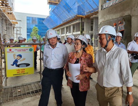 Thủ Đức: Nhà ở xã hội cho công nhân 1.040 căn, chỉ có 100 người đăng ký thuê - Ảnh 1. Chủ tịch HĐND TP.HCM Nguyễn Thị Lệ cùng đoàn giám sát khảo sát tại dự án nhà ở xã hội cho công nhân thuê sáng 26-9 - Ảnh: ÁI NHÂN