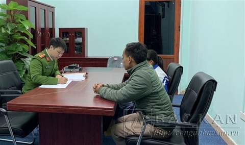 Bảo vệ người có nguy cơ bị tra tấn trong quá trình khiếu nại, điều tra, tạm giam, thi hành án... - Ảnh 1. Một buổi lấy lời khai tại "Phòng điều tra thân thiện" - Ảnh: Bộ Công an