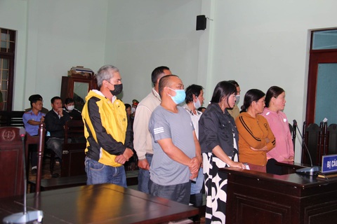 Có 9 nông dân lãnh án do bắt giữ người trái pháp luật xảy ra tại xã Hòa Đông, Krông Pắk, Đắk Lắk năm 2022 - Ảnh: ĐINH NGA Có 9 bị cáo lãnh án do bắt giữ người trái pháp luật xảy ra tại xã Hòa Đông, Krông Pắk (Đắk Lắk) năm 2022 - Ảnh: ĐINH NGA