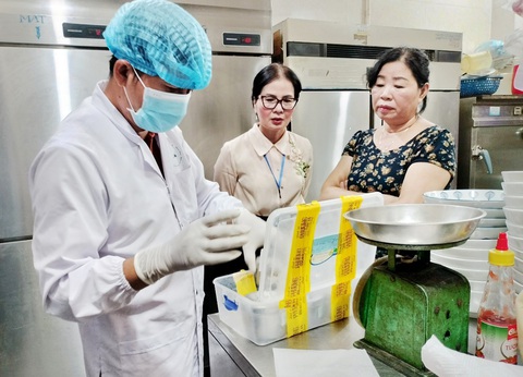 Chủ cơ sở bánh mì Phượng đối diện mức phạt nào sau khi nhiều người bị ngộ độc? - Ảnh 1. Cơ quan chức năng lấy mẫu thực phẩm tại cơ sở bánh mì Phượng xét nghiệm - Ảnh: Sở Y tế