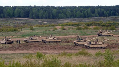 Nga tuyên bố tìm ra “gót chân Achille” của xe tăng Abrams - Ảnh 1. Lô xe tăng Abrams M1 của Mỹ mà Ukraine mới nhận được - Ảnh: AFP