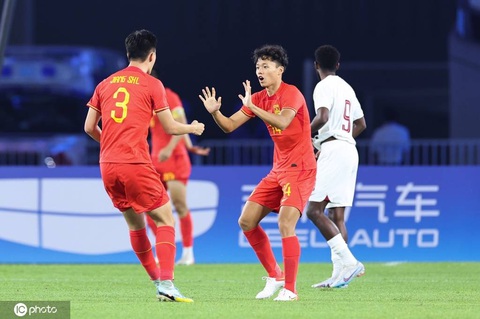 Đánh bại Olympic Qatar, Trung Quốc gặp Hàn Quốc ở tứ kết - Ảnh 1. Cầu thủ Trung Quốc ăn mừng sau khi ghi bàn vào lưới Qatar - Ảnh: Sohu