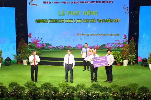 TNG Holdings Vietnam tài trợ xây 100 căn nhà dại đoàn kết tại Hậu Giang - Ảnh 1. Đại diện Tập đoàn TNG Holdings Vietnam trao tặng 5 tỉ đồng cho Ủy ban MTTQVN tỉnh Hậu Giang.