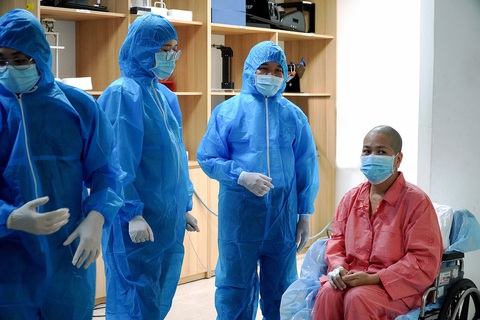 Mắc ung thư hạch tái phát, điều trị không đáp ứng, bệnh nhân 46 tuổi đã hồi phục ngoạn mục nhờ áp dụng thành công đồng thời hai kỹ thuật cao, chuyên sâu: ghép tế bào gốc đồng loài và phác đồ điều kiện hóa diệt tủy có xạ trị toàn thân (TBI) - Ảnh: Bệnh viện cung cấp Mắc ung thư hạch tái phát, điều trị không đáp ứng, bệnh nhân 46 tuổi đã hồi phục ngoạn mục nhờ áp dụng thành công đồng thời hai kỹ thuật cao, chuyên sâu: ghép tế bào gốc đồng loài và phác đồ điều kiện hóa diệt tủy có xạ trị toàn thân (TBI) - Ảnh: Bệnh viện cung cấp