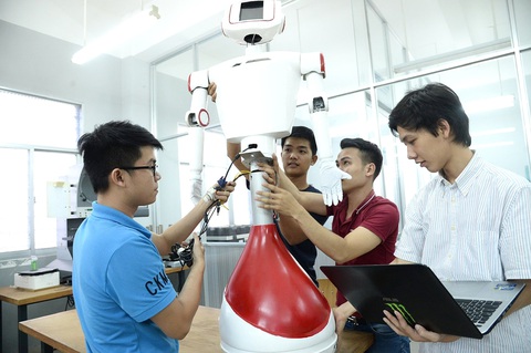 Tận dụng cơ hội đổi mới sáng tạo - Ảnh 1. Nhóm sinh viên thiết kế robot tại Trường đại học Sư phạm kỹ thuật TP.HCM - Ảnh: TỰ TRUNG