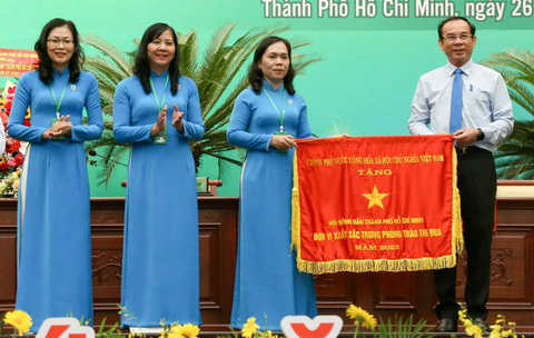 'Nông nghiêp, nông thôn và nông dân là một phần không thể thiếu trong quá trình phát triển bền vững' - Ảnh 2. Ông Nguyễn Văn Nên trao cờ của Chính phủ tặng Hội Nông dân TP.HCM - Ảnh: THẢO LÊ