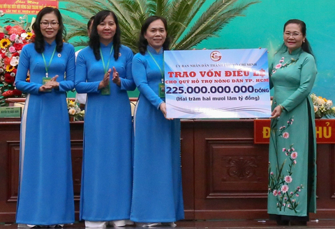 'Nông nghiêp, nông thôn và nông dân là một phần không thể thiếu trong quá trình phát triển bền vững' - Ảnh 3. UBND TP.HCM chấp thuận chủ trương cấp vốn điều lệ Quỹ Hỗ trợ nông dân 225 tỉ đồng. Chủ tịch HĐND TP.HCM Nguyễn Thị Lệ (bìa phải) trao bảng tượng trưng vốn điều lệ đến Hội Nông dân TP.HCM - Ảnh: THẢO LÊ