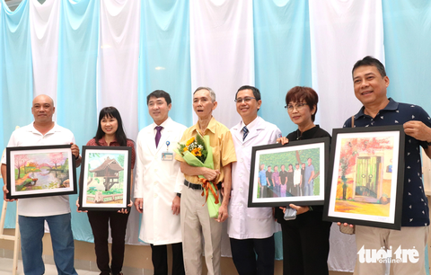 Triển lãm tranh bệnh nhân: Người vợ xúc động ngắm ảnh của người chồng đã qua đời - Ảnh 4. Bệnh nhân Lê Cao Nguyên cùng ông Hồ Hải Trường Giang - giám đốc Bệnh viện An Bình - và người thân chụp ảnh kỷ niệm những bức tranh do chính bệnh nhân vẽ trong thời gian điều trị sau tai biến mạch máu não tại Bệnh viện An Bình - Ảnh: XUÂN MAI