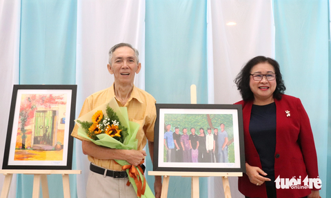 Triển lãm tranh bệnh nhân: Người vợ xúc động ngắm ảnh của người chồng đã qua đời - Ảnh 5. Bà Nguyễn Thị Ngọc Dung - chủ tịch Hội Y học TP.HCM - rất tâm đắc trước những tác phẩm của bệnh nhân đột quỵ, chấn thương sọ não... - Ảnh: XUÂN MAI