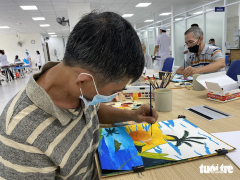Triển lãm tranh bệnh nhân: Người vợ xúc động ngắm ảnh của người chồng đã qua đời - Ảnh 7. Lớp học vẽ đặc biệt tại Bệnh viện An Bình dành cho bệnh nhân từng bị đột quỵ, chấn thương sọ não, xuất huyết não... để kích thích não bộ của họ phát triển, phục hồi chức năng vận động, giao tiếp và tư duy, thêm nhiều niềm vui, hy vọng trong cuộc sống - Ảnh: XUÂN MAI
