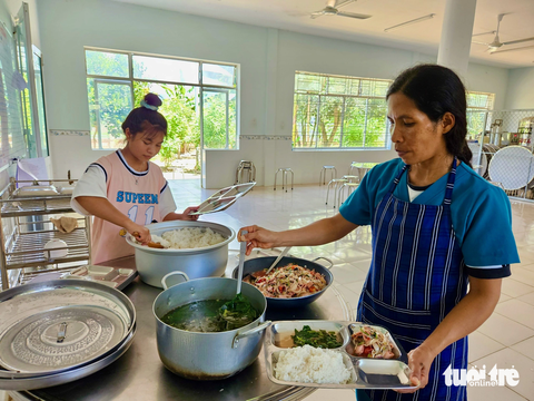 Mỹ phụ phát cơm cho nhiều người ở Trung tâm bảo trợ xã hội huyện Khánh Sơn - Ảnh: MINH CHIẾN Bạn Cao Thị Kim Mỹ phụ phát cơm cho nhiều người ở Trung tâm Bảo trợ xã hội huyện Khánh Sơn - Ảnh: MINH CHIẾN