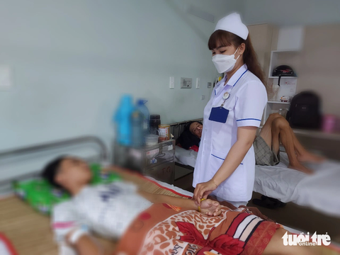 Học sinh ở Kiên Giang bị đánh dập lá lách: Công an triệu tập một số người liên quan lên làm việc - Ảnh 1. T. - học sinh lớp 9 ở Trường tiểu học và THCS Vĩnh Hòa 2 (huyện U Minh Thượng) - bị một nhóm người đánh dập lá lách và đang điều trị ở Bệnh viện Đa khoa tỉnh Kiên Giang - Ảnh: CHÍ CÔNG