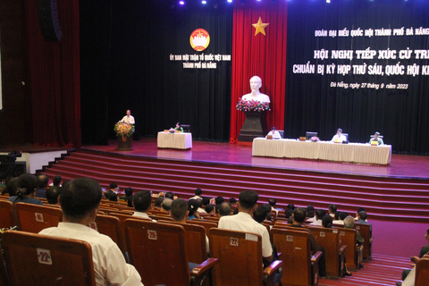 Nhức nhối khi tội phạm lừa đảo xuyên biên giới 'gõ cửa' từng nhà - Ảnh 1. Đoàn đại biểu Quốc hội TP Đà Nẵng trả lời ý kiến cử tri - Ảnh: TRƯỜNG TRUNG