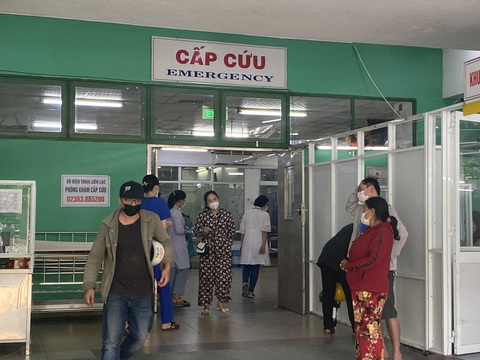 Nhức nhối khi tội phạm lừa đảo xuyên biên giới 'gõ cửa' từng nhà - Ảnh 2. Tháng 3-2023, khu cấp cứu tại Bệnh viện Đà Nẵng náo động vì nhiều cuộc gọi lừa đảo "con đi cấp cứu" - Ảnh: TRƯỜNG TRUNG