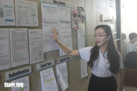 ‘Sinh viên Việt Nam đến Philippines học tiếng Anh ngày càng tăng’ - Ảnh 2. Để hỗ trợ học viên Việt Nam, nhiều trung tâm tiếng Anh tại Philippines có quản lý người Việt Nam. Trong ảnh: Quản lý sinh viên Việt Nam của Trường Anh ngữ quốc tế I.Breeze tại thành phố Cebu, Philippines - Ảnh: HÀ BÌNH