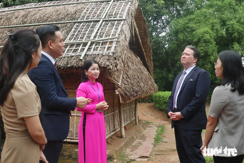 Đại sứ Mỹ tại Việt Nam thăm quê Bác - Ảnh 1. Đại sứ Mỹ tại Việt Nam Marc Knapper thăm quê hương Chủ tịch Hồ Chí Minh sáng 27-9 - Ảnh: DOÃN HÒA