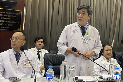 Bệnh viện công lập đầu tiên Việt Nam dùng hai kỹ thuật cao chữa thành công ca ung thư hạch - Ảnh 3. Bác sĩ Trần Thanh Tùng - trưởng khoa huyết học Bệnh viện Chợ Rẫy - chia sẻ quá trình điều trị và hồi phục của bệnh nhân ung thư hạch - Ảnh: X.MAI