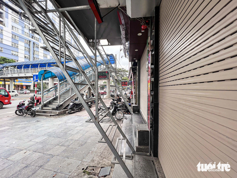 Người Hà Nội lắp đủ loại thang thoát hiểm, có thang dựng đứng, lấn ra cả vỉa hè - Ảnh 7. Phần tiếp đất của thang thoát hiểm căn nhà trên đường Lê Trọng Tấn (Hà Đông) nhô hẳn ra ngoài vỉa hè - Ảnh: HỒNG QUANG