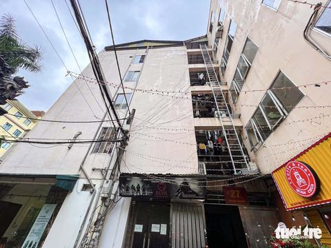 Người Hà Nội lắp đủ loại thang thoát hiểm, có thang dựng đứng, lấn ra cả vỉa hè - Ảnh 11. Bên cạnh các loại thang hình xoắn, chủ căn nhà với khoảng 60 phòng trọ ở quận Cầu Giấy sử dụng thang thoát hiểm có dạng thẳng đứng do không gian hạn chế - Ảnh: HỒNG QUANG