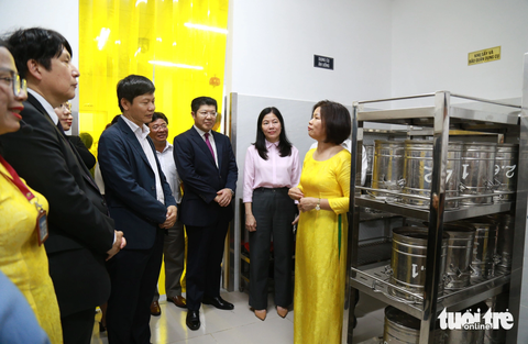 ‘Bữa ăn học đường’ khánh thành bếp ăn mẫu hơn 2 tỉ đồng tại Đà Nẵng - Ảnh 4. Bà Trần Thị Kim Bình, hiệu trưởng Trường tiểu học Ngô Gia Tự (phải), giới thiệu công đoạn sấy và bảo quản dụng cụ tại bếp ăn mẫu đến đại diện các đơn vị tài trợ và thực hiện dự án - Ảnh: ĐOÀN NHẠN