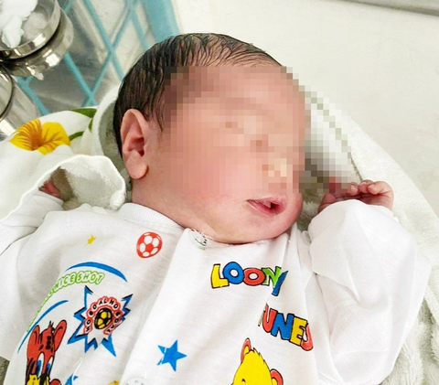 Bé trai sơ sinh bị bỏ rơi ngoài đường ở An Giang - Ảnh 1. Bé trai sơ sinh bị bỏ rơi ngoài đường ở An Giang - Ảnh: E.X