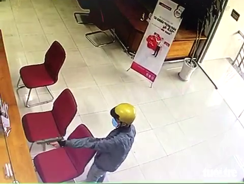 Bắt được người cướp ngân hàng tại Tiền Giang - Ảnh 1. Camera ghi lại cảnh nam thanh niên cướp ngân hàng - Ảnh: HOÀI THƯƠNG cắt từ clip