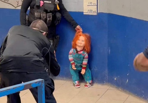 Búp bê Chucky bị bắt vì trấn lột người qua đường - Ảnh 1. Con búp bê Chucky bị bắt theo "đúng quy trình".