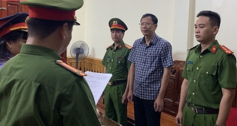 Bắt tạm giam hiệu trưởng và kế toán Trường Cao đẳng công nghiệp Thanh Hóa - Ảnh 1. Cơ quan cảnh sát điều tra thi hành lệnh bắt tạm giam bị can Nguyễn Văn Hùng (mặc áo sọc) - hiệu trưởng Trường cao đẳng Công nghiệp Thanh Hóa - Ảnh: Công an cung cấp