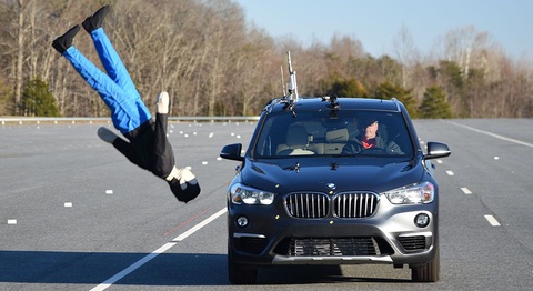 Tai nạn giao thông tăng dù ô tô ngày càng an toàn, gu chuộng xe SUV và bán tải có thể là ‘thủ phạm’ - Ảnh 5. Phanh khẩn cấp tự động có thể sẽ trở thành tiêu chuẩn trong tương lai - Ảnh: Car and Driver