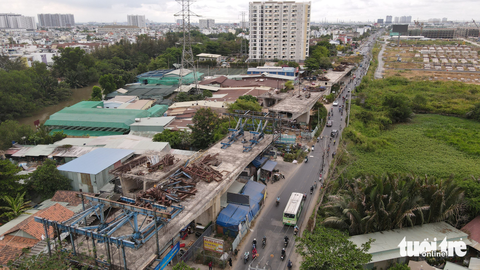 Cầu Nam Lý được xây dựng trở lại sau 4 năm tạm dừng vì vướng mắc mặt bằng - Ảnh: CHÂU TUẤN Cầu Nam Lý được xây dựng trở lại sau 4 năm tạm dừng vì vướng mặt bằng, nhưng nay lại... vướng tiếp - Ảnh: CHÂU TUẤN