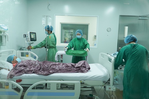 Mắc ung thư hạch tái phát, điều trị không đáp ứng, bệnh nhân 46 tuổi đã hồi phục ngoạn mục nhờ áp dụng thành công đồng thời hai kỹ thuật cao, chuyên sâu: ghép tế bào gốc đồng loài và phác đồ điều kiện hóa diệt tủy có xạ trị toàn thân (TBI) - Ảnh: Bệnh viện cung cấp Một ca điều trị ung thư kết quả tốt tại Bệnh viện Chợ Rẫy. Tương lai nếu có vắc xin ngừa ung thư, khả năng đối phó của con người với căn bệnh này sẽ tốt hơn nhiều - Ảnh: Bệnh viện cung cấp