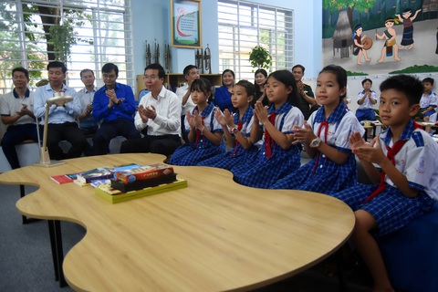 Chủ tịch nước: Nâng cao đời sống vùng đồng bào dân tộc thiểu số - Ảnh 2. Chủ tịch nước dự lễ khánh thành công trình "Không gian đọc sách, tương tác và sinh hoạt Đội” tại Trường tiểu học Tân Xuân C (TP Đồng Xoài, tỉnh Bình Phước) - Ảnh: A LỘC