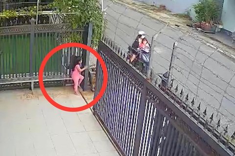 Bé gái hôn mê, tím tái do cửa tự động chèn ép vào tường - Ảnh 1. Bé gái không may bị cửa tự động ép vào góc tường dẫn tới hôn mê, tím tái phải nhập viện cấp cứu - Ảnh cắt từ clip
