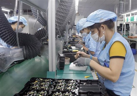 Công nhân Công ty TNHH Telstar Việt Nam, Khu Công nghiệp Vân Trung, Bắc Giang (vốn đầu tư của Anh) trong dây truyền sản xuất thiết bị điện tử. (Ảnh: Đồng Thúy/TTXVN) Công nhân Công ty TNHH Telstar Việt Nam, Khu công nghiệp Vân Trung, Bắc Giang (vốn đầu tư của Anh) trong dây chuyền sản xuất thiết bị điện tử - Ảnh: Đồng Thúy/TTXVN