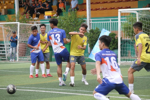 Giải bóng đá công nhân: Đội hình Công đoàn An Giang trẻ, bài bản - Ảnh 2. Các cầu thủ tập luyện chiến thuật, kỹ thuật rất bài bản, chuyên nghiệp - Ảnh: CHÍ HẠNH