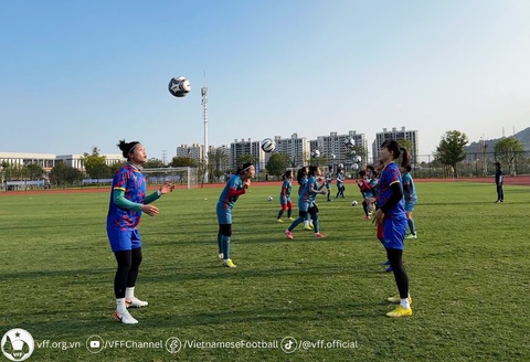 Tuyển nữ Việt Nam tích cực chuẩn bị cho trận quyết định với Nhật Bản ở Asiad 19 - Ảnh 1. Đội tuyển nữ Việt Nam tập luyện tại Trung Quốc - Ảnh: VFF