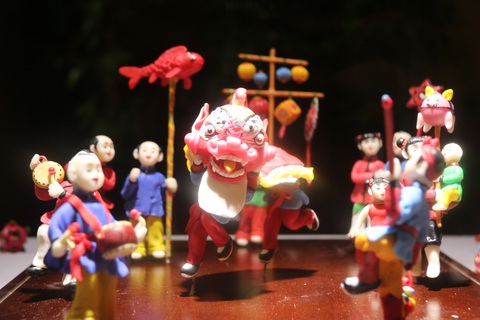 Người Huế đội mưa đón Trung thu trong Đại nội triều Nguyễn - Ảnh 2. Những con bột được các nghệ nhân Việt Nam nặn ra mô tả cảnh múa lân, rước đèn Trung thu xưa - Ảnh: NHẬT LINH