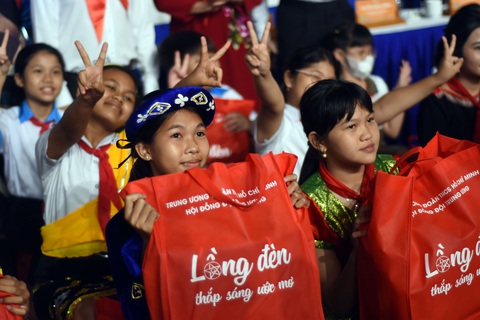 Chủ tịch nước dự chương trình lồng đèn thắp sáng ước ở Bình Phước - Ảnh 1. Các em thiếu nhi Bình Phước vui mừng nhận quà trung thu tại đêm hội trăng rằm - Ảnh: A LỘC