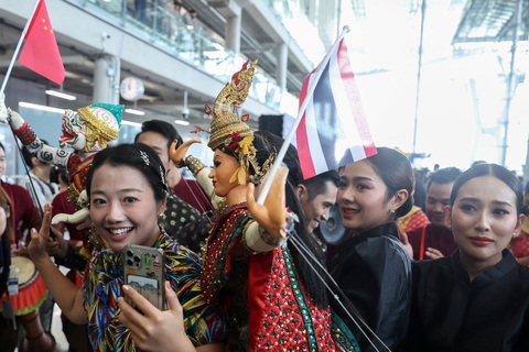 Du khách Trung Quốc được chào đón nồng hậu ở Bangkok, Thái Lan - Ảnh: REUTERS Du khách Trung Quốc được chào đón nồng hậu ở Bangkok, Thái Lan - Ảnh: REUTERS