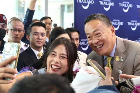 Thái Lan "trải thảm" đón khách Trung Quốc - Ảnh 1. Thủ tướng Thái Lan Srettha Thavisin chụp hình cùng du khách tại sân bay quốc tế Suvarnabhumi của Thái Lan ngày 25-9 - Ảnh: Reuters