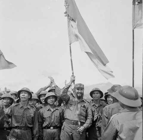 Lãnh tụ Cuba Fidel Castro phất cao lá cờ bách chiến bách thắng lấp lánh huân chương của đoàn Khe Sanh, Quân giải phóng Trị Thiên Huế, tháng 9-1973 - Ảnh: TTXVN Lãnh tụ Cuba Fidel Castro phất cao lá cờ bách chiến bách thắng lấp lánh huân chương của đoàn Khe Sanh, Quân giải phóng Trị Thiên Huế trong chuyến thăm vùng giải phóng Quảng Trị - Ảnh: TTXVN