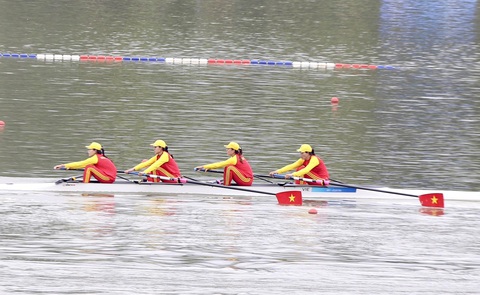 Chuyện kể về những cô gái đua thuyền - Ảnh 3. Đội rowing Việt Nam giành HCĐ đầu tiên trong ngày thi đấu 24-9 - Ảnh: ĐỨC KHUÊ